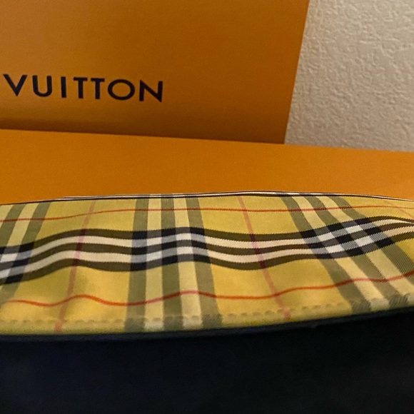 🚨VERY RARE!!!!!🚨BURBERRY’S BLUE LABEL OVERSIZED YELLOW AND BLACK NYLON TOTE🌻 - Picture 8 of 9